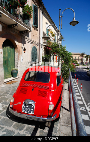 Un rosso 500 Fiat Cinquecento parcheggiata in Vasto, Italia. Foto Stock