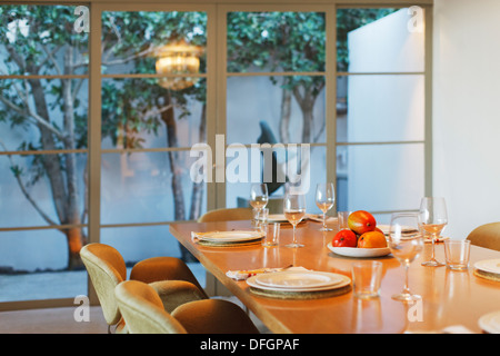 Inserire le impostazioni sul tavolo da pranzo Foto Stock