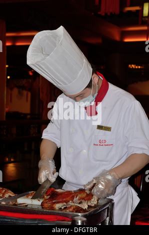 Lo chef prepara l'anatra alla pechinese in un ristorante a Beijing in Cina Foto Stock