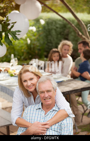 Ritratto di sorridente coppia senior sul patio Foto Stock