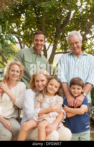 Ritratto di sorridere multi-famiglia di generazione Foto Stock