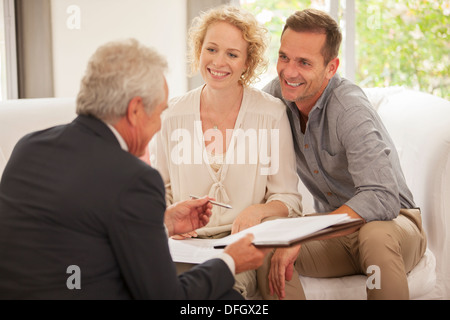 Advisor finanziario di parlare con i clienti Foto Stock