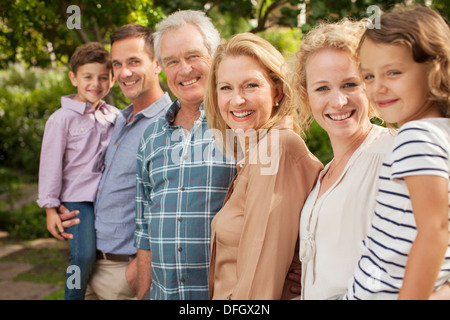 Ritratto di multi-generazione sorridente in famiglia all'aperto Foto Stock