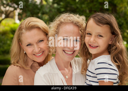 Tre generazioni di donne a sorridere all'aperto Foto Stock