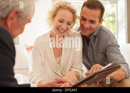 Advisor finanziario incontro con il giovane Foto Stock