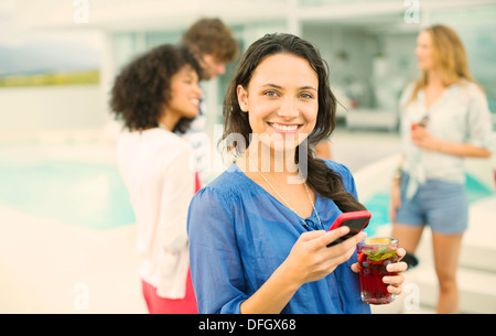 Donna che utilizza il telefono cellulare a parte Foto Stock