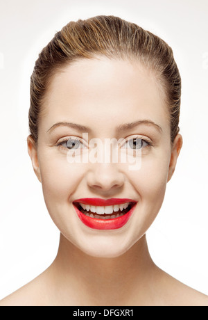 Donna sorridente indossando un rossetto rosso Foto Stock