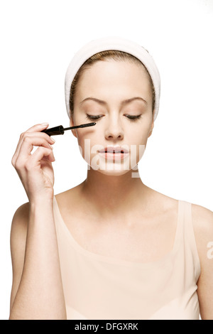 Donna applicazione di mascara Foto Stock