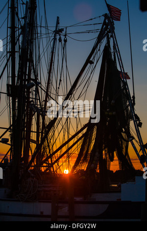 Tramonto con gamberetti su Shem Creek in Mt. Piacevole, SC. Foto Stock