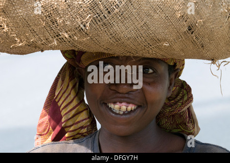 Madre ruandese & country donna con merci di mercato equilibrato sul suo capo sulla strada tra Kigali & Ruhengeri centrale di Ruanda Foto Stock