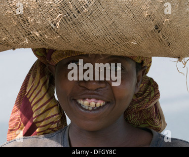 Madre ruandese & country donna con merci di mercato equilibrato sul suo capo sulla strada tra Kigali & Ruhengeri centrale di Ruanda Foto Stock