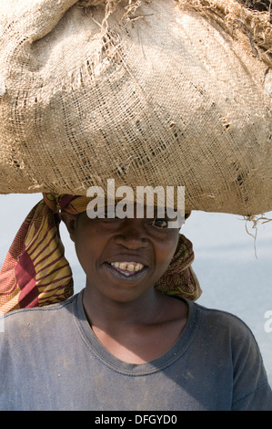 Madre ruandese & country donna con merci di mercato equilibrato sul suo capo sulla strada tra Kigali & Ruhengeri centrale di Ruanda Foto Stock