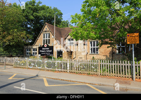 Nessun segno di arresto e il giallo della segnaletica stradale al di fuori di un villaggio scuola primaria in Smarden, Kent, Inghilterra, Regno Unito, Gran Bretagna Foto Stock