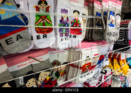 Souvenir coreani calzini sul display in Insadong, Seoul, Corea Foto Stock