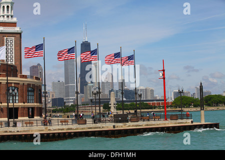Chicago il Navy Pier con le bandiere di fronte vicino a North Shore che mostra John Hancock Center Foto Stock