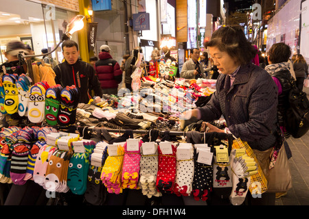 Bancarella vendendo i calzini a Myeongdong in serata, Seoul, Corea Foto Stock