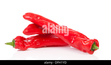 Impilate i peperoni rossi in primo piano su sfondo bianco Foto Stock
