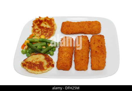 Bambino il pasto di bastoncini di pesce fritto di torte di patate e verdure miste su una piastra isolata contro bianco Foto Stock