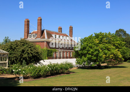 Signor Commissario georgiano's House e retro giardino costruito 1704 è il più antico edificio navale in Inghilterra. Historic Dockyard Chatham Kent REGNO UNITO Gran Bretagna Foto Stock