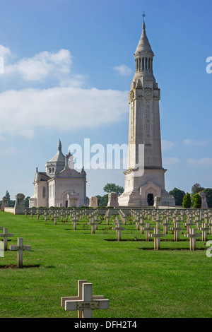 La Torre della Lanterna e la cappella di Notre Dame de Lorette / Ablain-Saint-Nazaire, la prima guerra mondiale uno francese cimitero militare, Francia Foto Stock