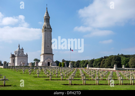 La torre della lanterna e la cappella di Notre-dame de Lorette / ablain-SAINT-NAZAIRE, la prima guerra mondiale uno francese cimitero militare, Francia Foto Stock