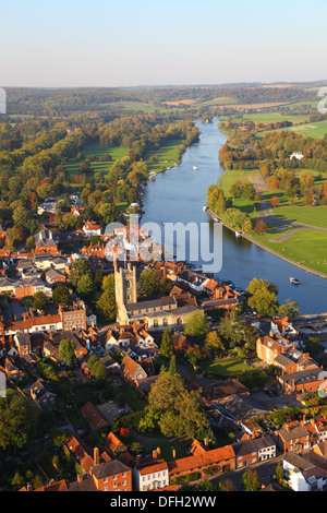 Antenna vista estiva di Henley on Thames dal palloncino mostra corso regata Foto Stock