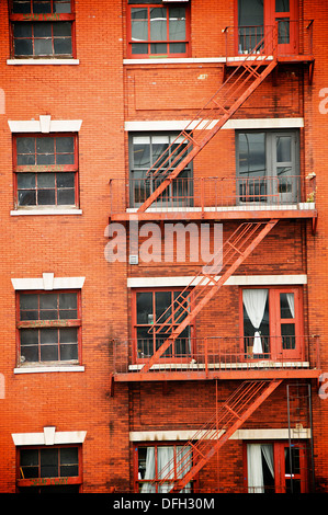 Facciata con fuoco al salvataggio di una vecchia casa in New York Foto Stock