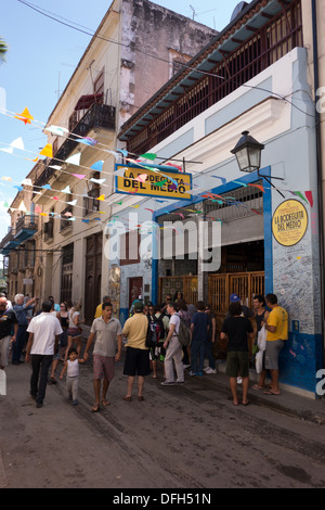 La gente del posto e i turisti si mescolano al di fuori della famosa La Bodeguita del Medio Ristorante a l'Avana, Cuba Foto Stock