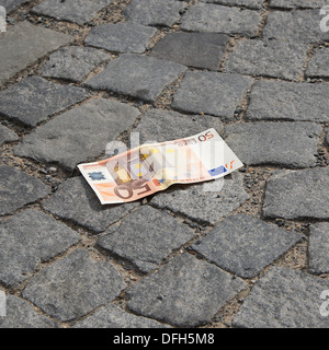 50 di banconote in euro che giace a terra Foto Stock