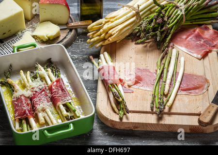 I preparativi per la casseruola con asparagi e formaggio Foto Stock