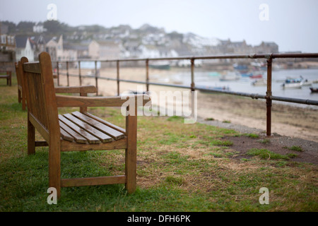 Panca e si affaccia sul Porto, Hugh Town, St Marys, isole Scilly, Cornwall Foto Stock