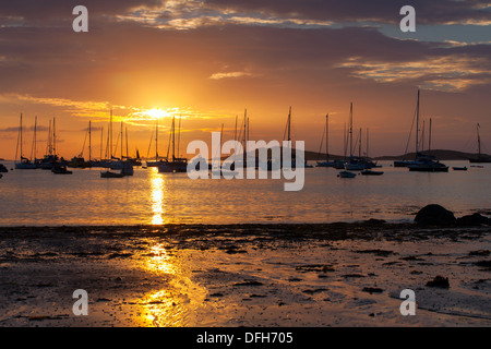 Estate tramonto su Hugh porto cittadino, St Mary Isole Scilly, Cornwall, Regno Unito Foto Stock