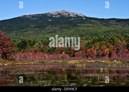 New Hampshire, colori autunnali lungo la Route 124 con una palude e viste del monte Monadnock Foto Stock