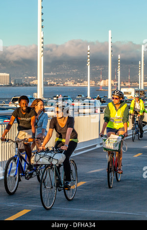 Il giorno di apertura del nuovo San Francisco-Oakland Bay Bridge sul Sett.3, 2013 a San Francisco, CA. I ciclisti sulla nuova pista ciclabile. Foto Stock