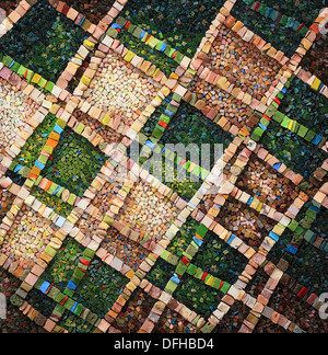 Mosaico astratto con verde e beige motivo a scacchi. Arte Contemporanea realizzato dalla Scuola Mosaicisti del Friuli. Spilimbergo, Italia, Europa. Foto Stock