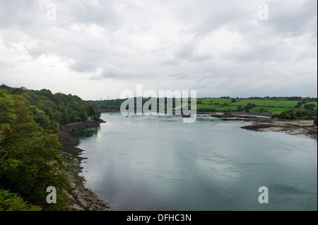 Una vista del Menai Strait dalla sospensione di Menai Bridge, il Galles del Nord, Regno Unito. Foto Stock