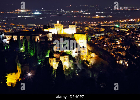 Alhambra Palace e il quartiere Albaicin di notte, vista aerea. Granada, Andalusia, Spagna Foto Stock