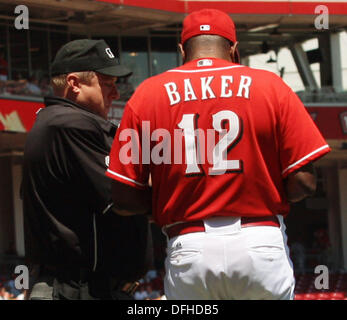 Giugno 10, 2010 - Cincinnati, Ohio, Stati Uniti - Cincinnati Reds manager impolverata BAKER parla di home plate ump il 9 giugno 2010 a Cincinnati, Ohio. A Great American Ballpark durante il gioco con i San Francisco Giants. Polveroso Baker è stato lasciato andare dalla Cincinnati Reds oggi venerdì 4 ottobre 2013, dopo sei anni di essere il team manager e tenendo i rossi per i play off tre anno di fila. (Credito Immagine: © Ernest Coleman/ZUMAPRESS.com) Foto Stock