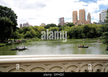 Guardando alla parte ovest di Central Park di New York City, dal ponte di prua di Central Park. Foto Stock