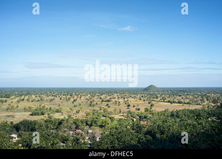 Vista da Phnom Sampeau Mountain, sede della famosa 'uccisione di grotte vicino a Battambang, Cambogia. Foto Stock