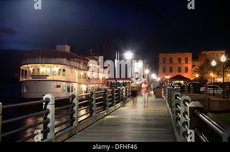 Wilmington. North Carolina, NC. Fiume a piedi di notte. Henrietta il III e la gente camminare sul marciapiede lungo il Cape Fear River Foto Stock