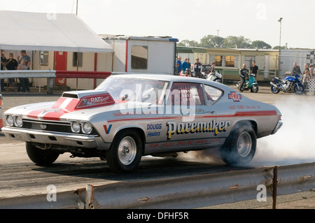 Muscle car la filatura i pneumatici prima di un drag race Foto Stock