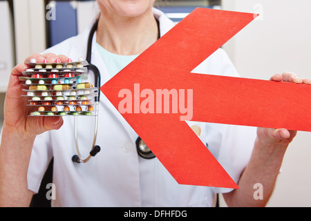 Mano azienda freccia rossa attenzione contro la droga in ufficio medici Foto Stock