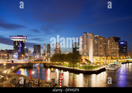 Città di Rotterdam cityscape di notte nei Paesi Bassi, South Holland provincia. Foto Stock