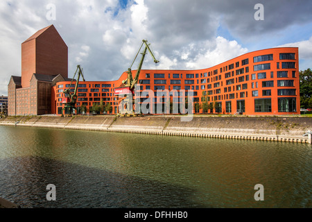 Nuovo edificio della Renania settentrionale - Westfalian Archivi nazionali. Mattoni vecchi torre di storage nell'ex porto interno,città di Duisburg Foto Stock