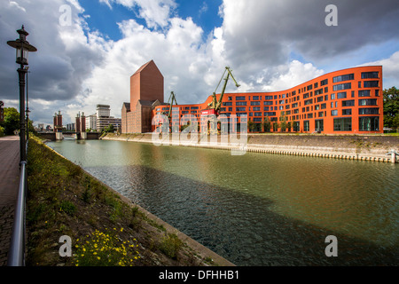 Nuovo edificio della Renania settentrionale - Westfalian Archivi nazionali. Mattoni vecchi torre di storage nell'ex porto interno,città di Duisburg Foto Stock