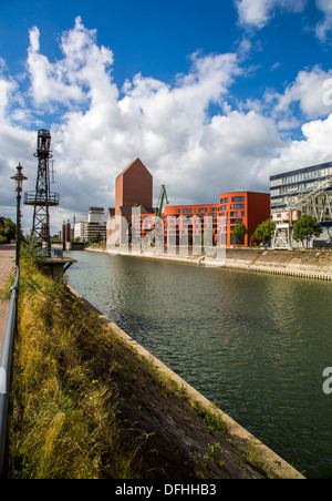 Nuovo edificio della Renania settentrionale - Westfalian Archivi nazionali. Mattoni vecchi torre di storage nell'ex porto interno,città di Duisburg Foto Stock