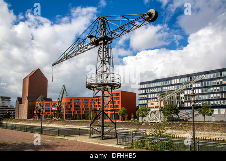 Nuovo edificio della Renania settentrionale - Westfalian Archivi nazionali. Mattoni vecchi torre di storage nell'ex porto interno,città di Duisburg Foto Stock