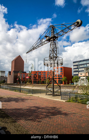 Nuovo edificio della Renania settentrionale - Westfalian Archivi nazionali. Mattoni vecchi torre di storage nell'ex porto interno,città di Duisburg Foto Stock