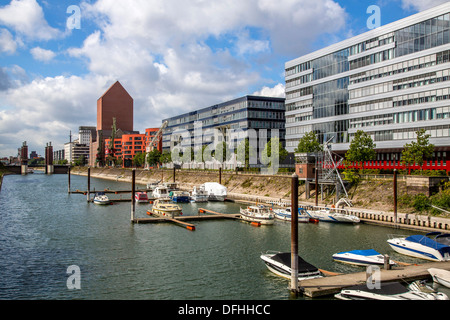 Innenhafen un ex industriali porta terrestre nella città di Duisburg. Oggi un business e leisure area intorno al bacino portuale. Foto Stock